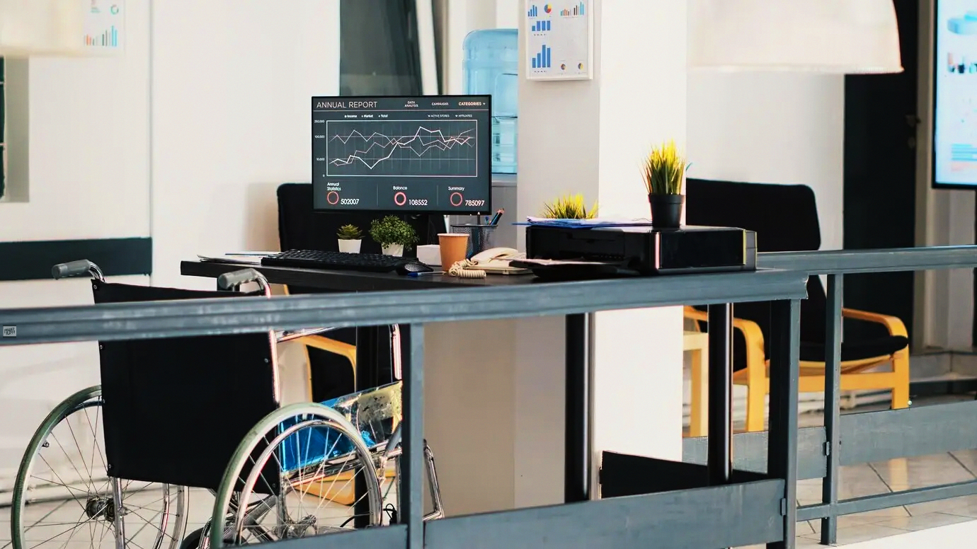 Escena de laboratorio donde expertos iteran sobre implementación de sistemas financieros y analíticos en proyectos de e-commerce